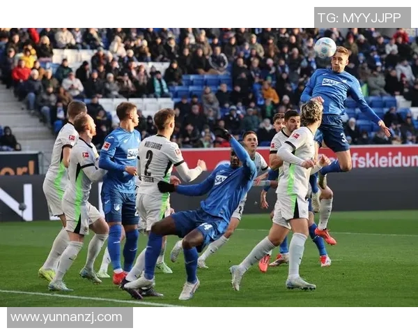 白色秋衣下的足球明星如何在赛场上展现激情与风采 白色秋衣下的足球明星如何在赛场上展现激情与风采