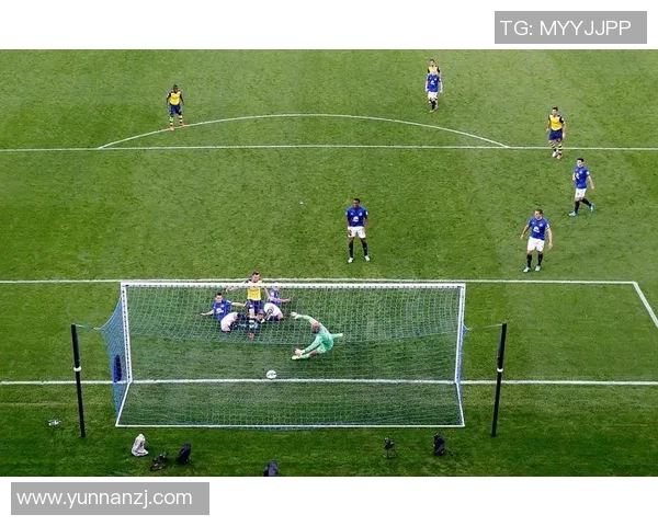 足球明星拉耳朵动作视频揭秘球场背后的趣味瞬间与训练技巧