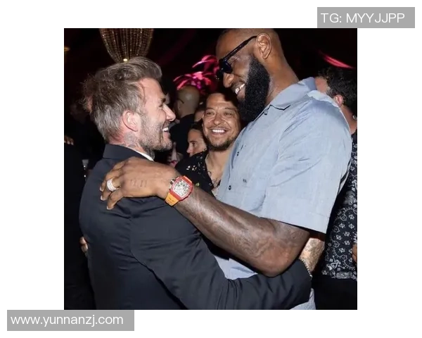 玫瑰与足球明星的亲密合影展现了运动与美的完美结合