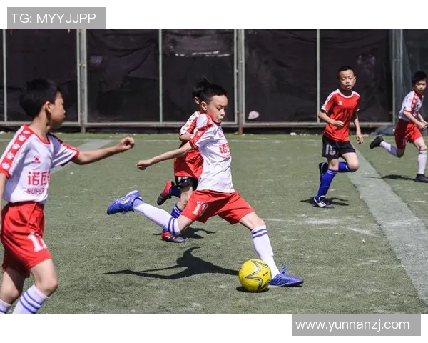 足球明星奔跑时的优雅姿态与技巧展示解析 足球明星奔跑时的优雅姿态与技巧展示解析